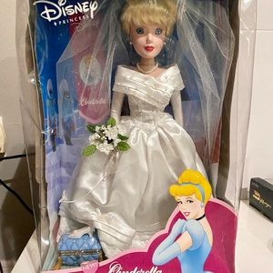 2002 Disney Cinderella porcelain keepsake doll New in Box